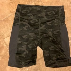 Fabletics power hold black camo bike shorts w side pockets
